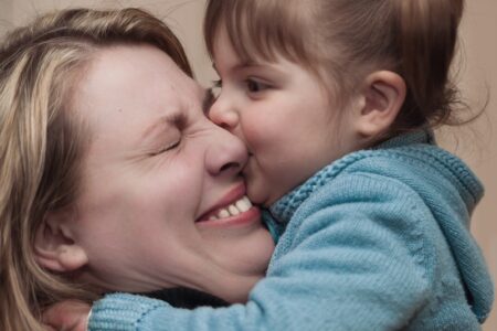 Una mamma che sorride è la mamma più bella del mondo. Auguri mamme!