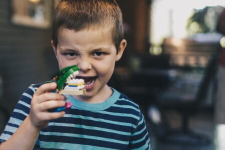 Bambini e denti sigillati, un gesto di protezione.